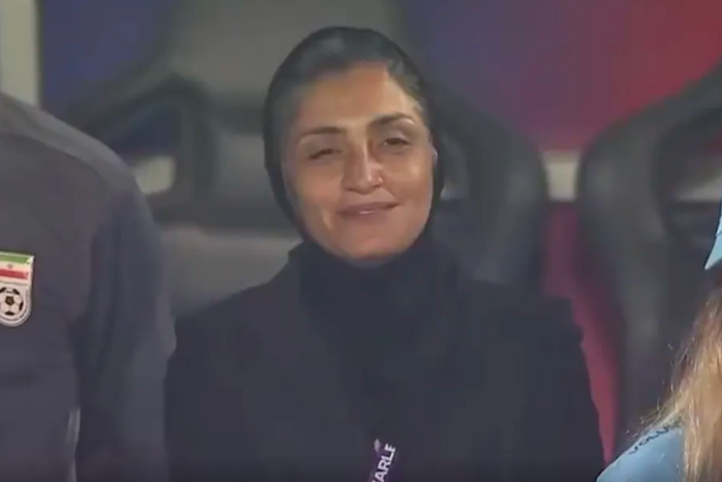 开云-女足亚洲杯争议一幕！伊朗女足赛前集体拒绝唱国歌，主帅面带微笑