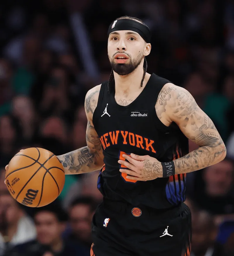 开云体育-28岁生日快乐！NBA官方晒阿尔瓦拉多赛场照为其庆生